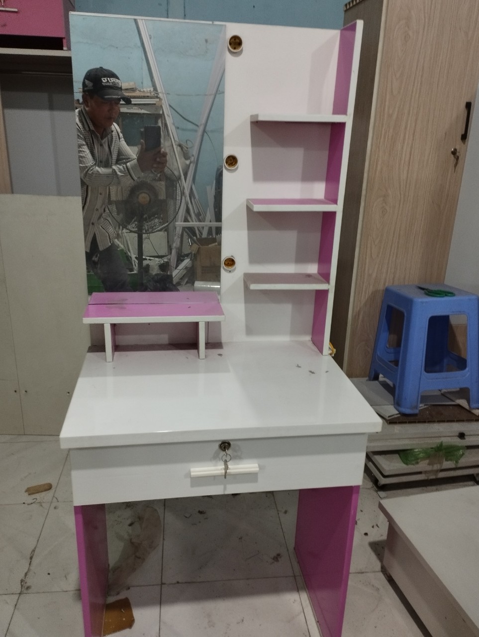 Bàn trang điểm nhựa Đài Loan HL09